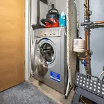 Modern & Spacious 2-Bed Flat With Secure Parking