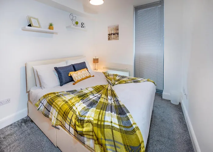 Modern & Spacious 2-Bed Flat With Secure Parking