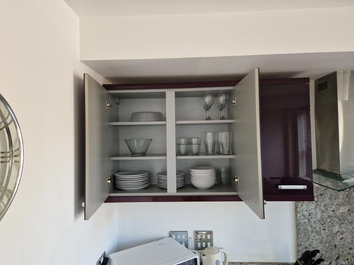Apartment Modern & Spacious 2-bed Flat With Secure Parking
