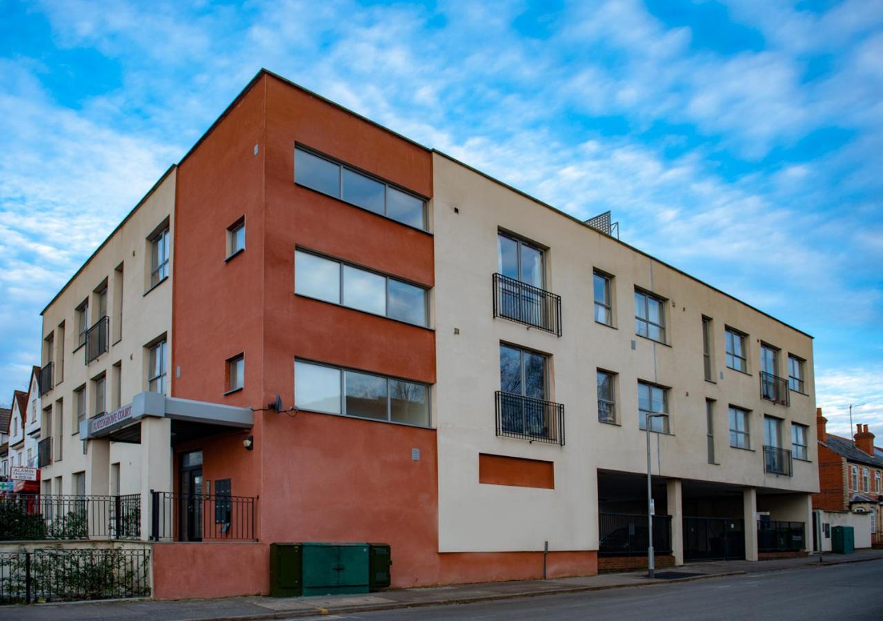 Modern & Spacious 2-bed Flat With Secure Parking *