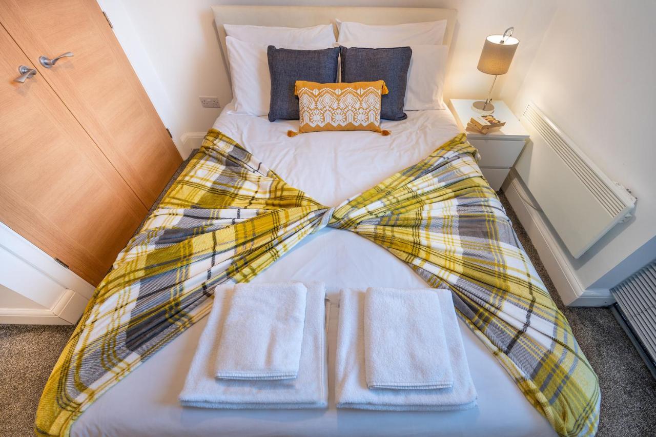Apartment Modern & Spacious 2-bed Flat With Secure Parking *