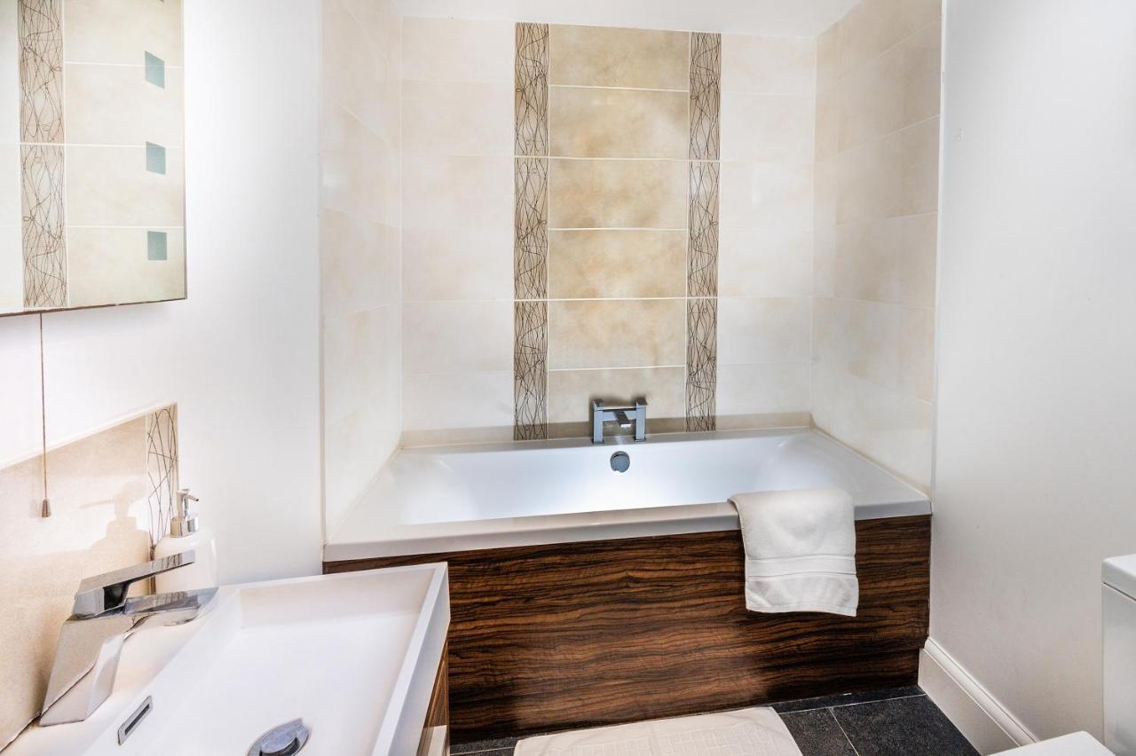 Modern & Spacious 2-bed Flat With Secure Parking * Reading
