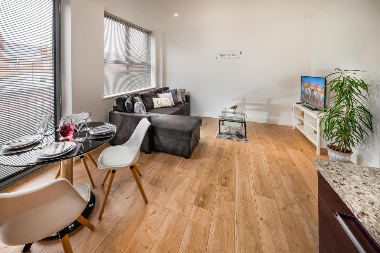 Modern & Spacious 2-bed Flat With Secure Parking