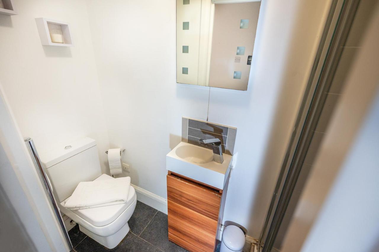 Modern & Spacious 2-bed Flat With Secure Parking * Reading