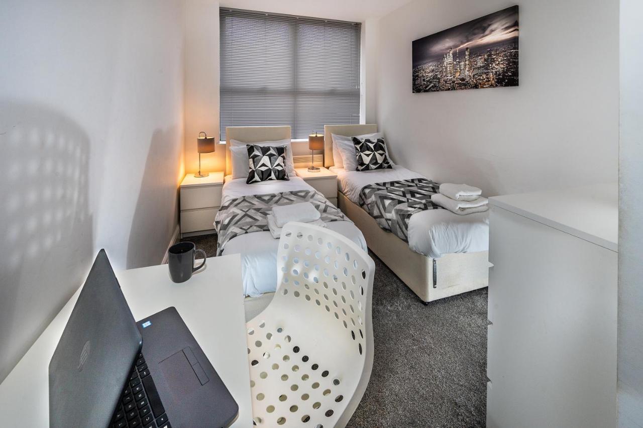 Modern & Spacious 2-bed Flat With Secure Parking *