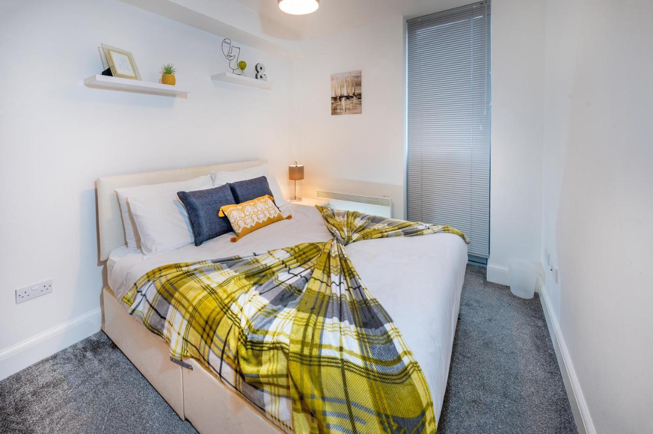 Modern & Spacious 2-bed Flat With Secure Parking Apartment