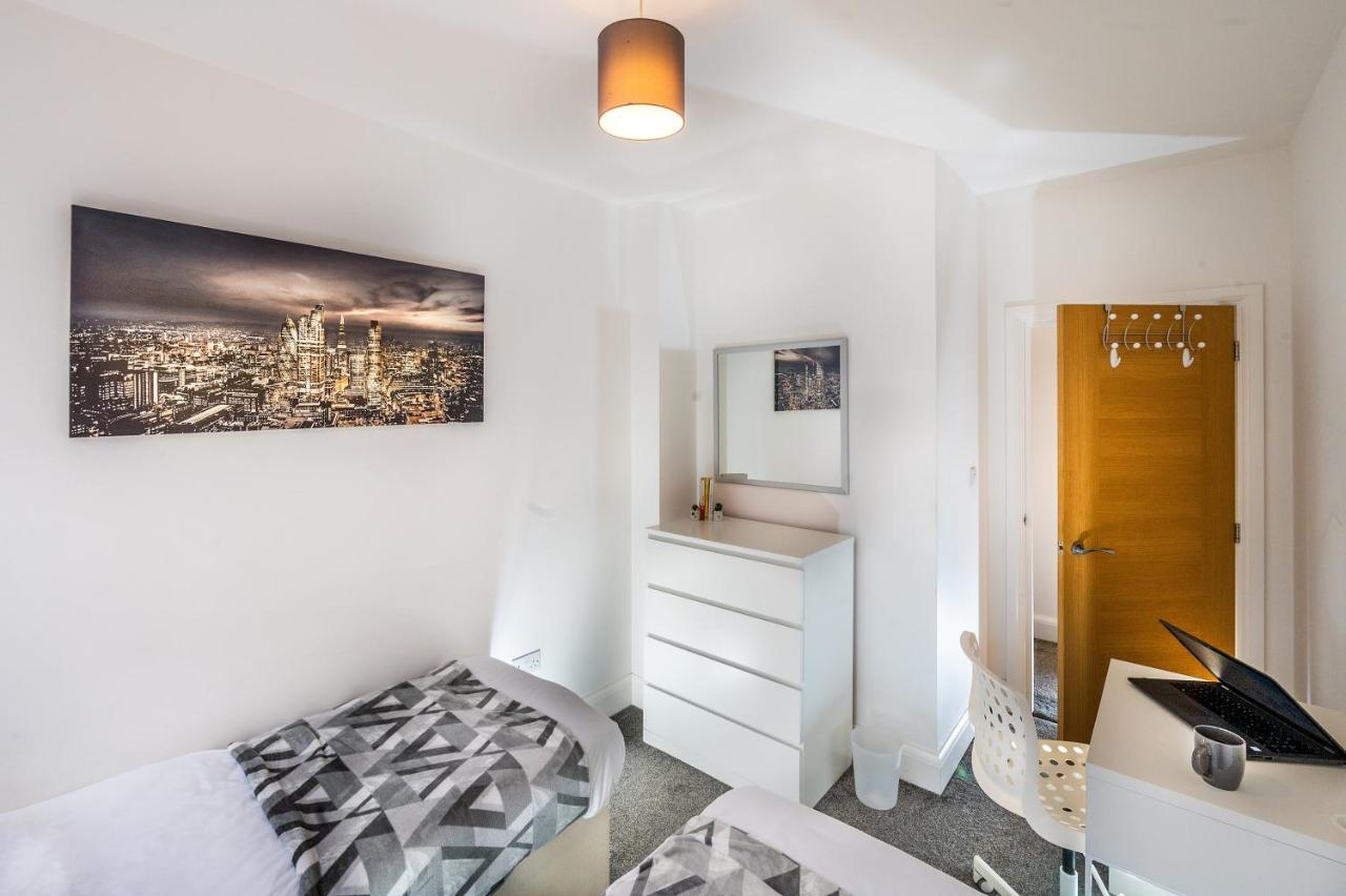 Apartment Modern & Spacious 2-bed Flat With Secure Parking Reading