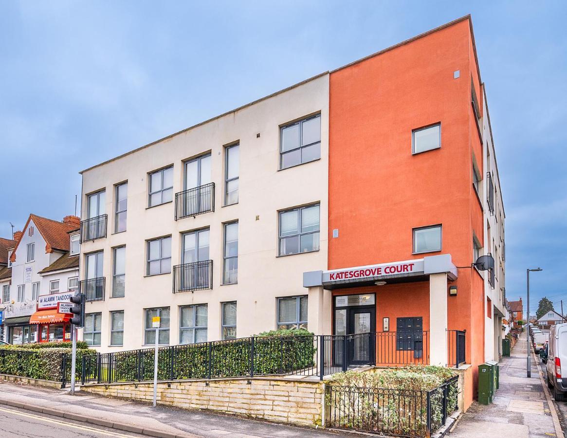 Modern & Spacious 2-bed Flat With Secure Parking *