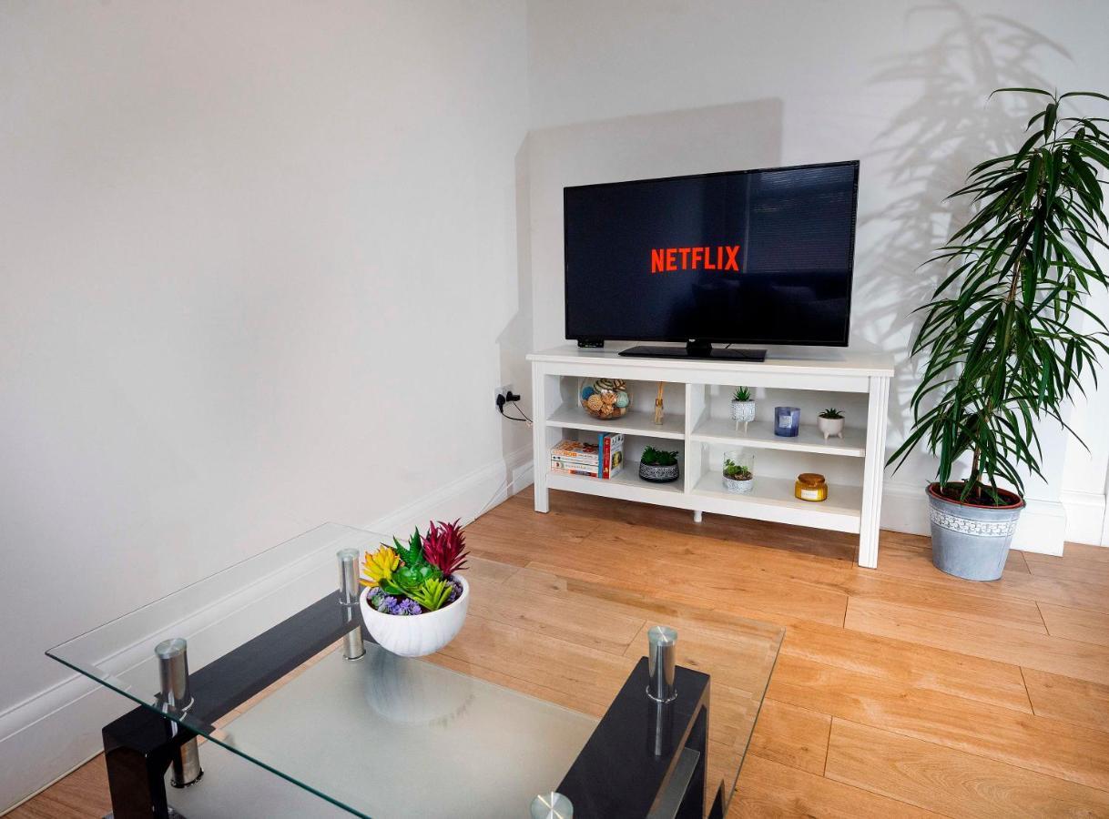 Modern & Spacious 2-bed Flat With Secure Parking Apartment