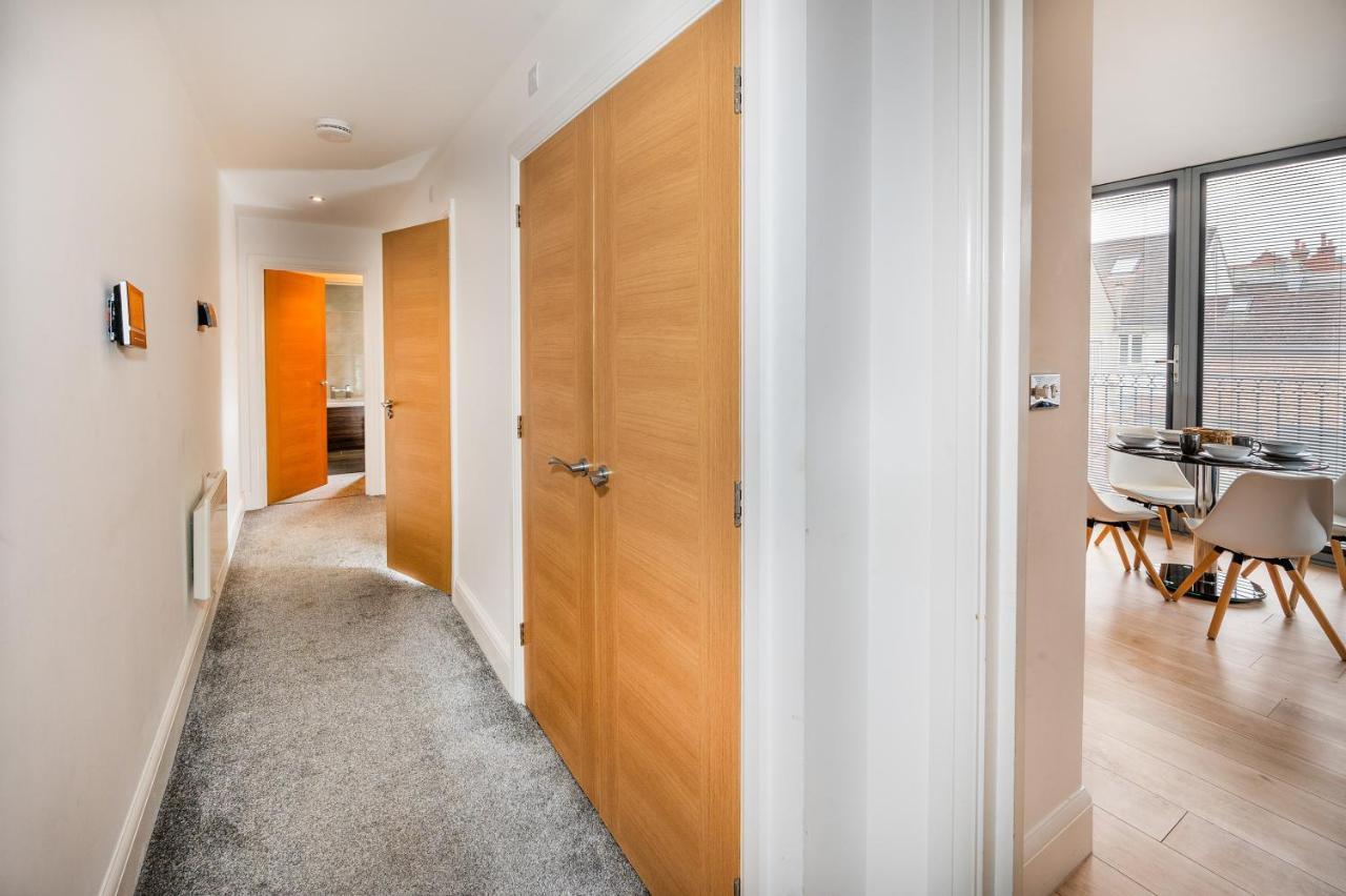 Modern & Spacious 2-bed Flat With Secure Parking Apartment