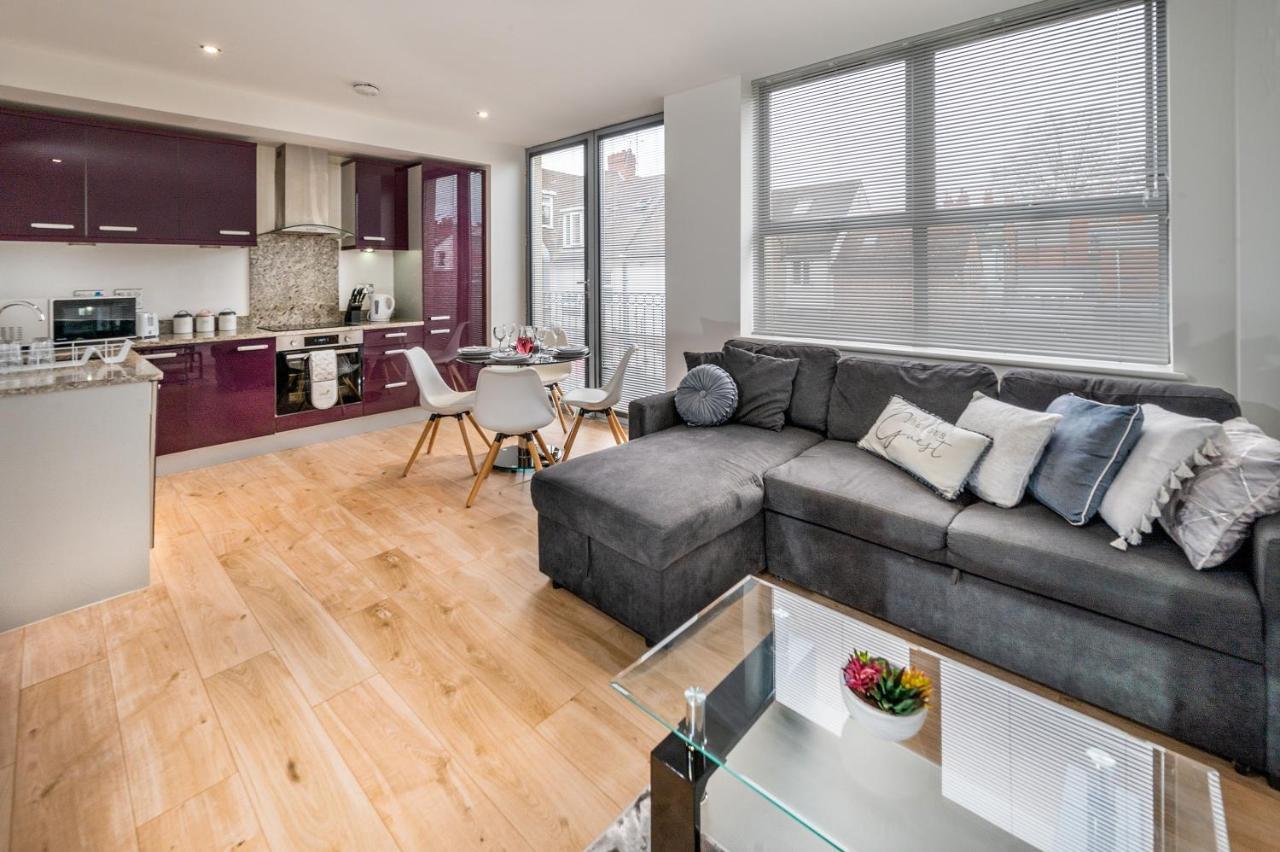 Modern & Spacious 2-bed Flat With Secure Parking Apartment