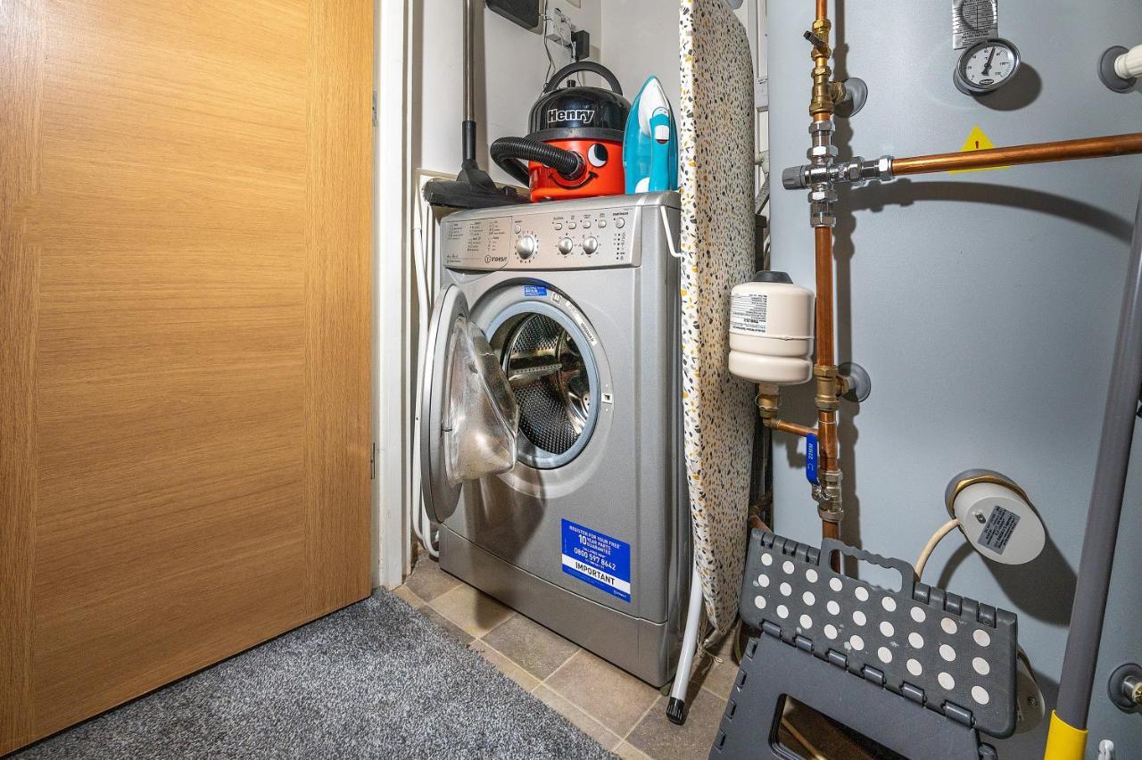 Modern & Spacious 2-bed Flat With Secure Parking *