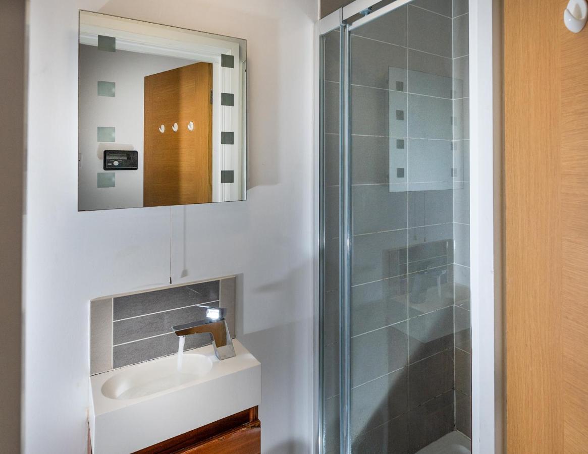 Modern & Spacious 2-bed Flat With Secure Parking Apartment Reading