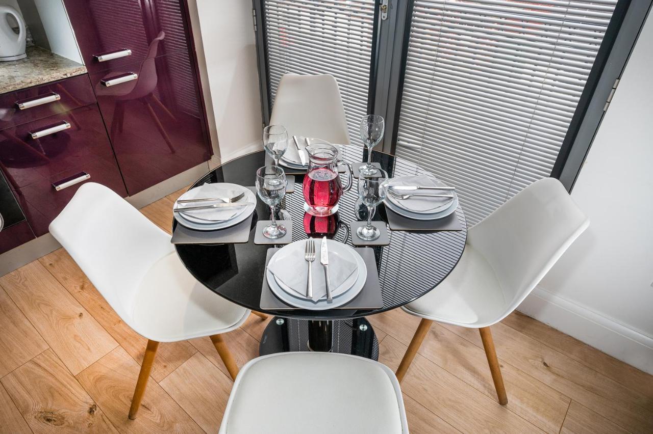Modern & Spacious 2-bed Flat With Secure Parking *